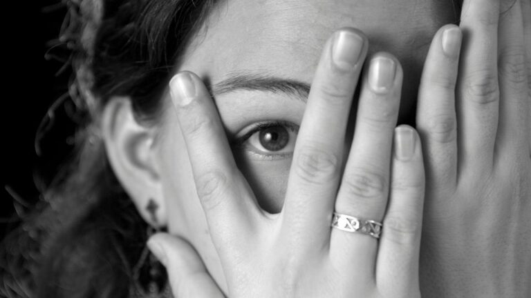 Peur du regard des autres : 10 conseils de coach pour la surmonter